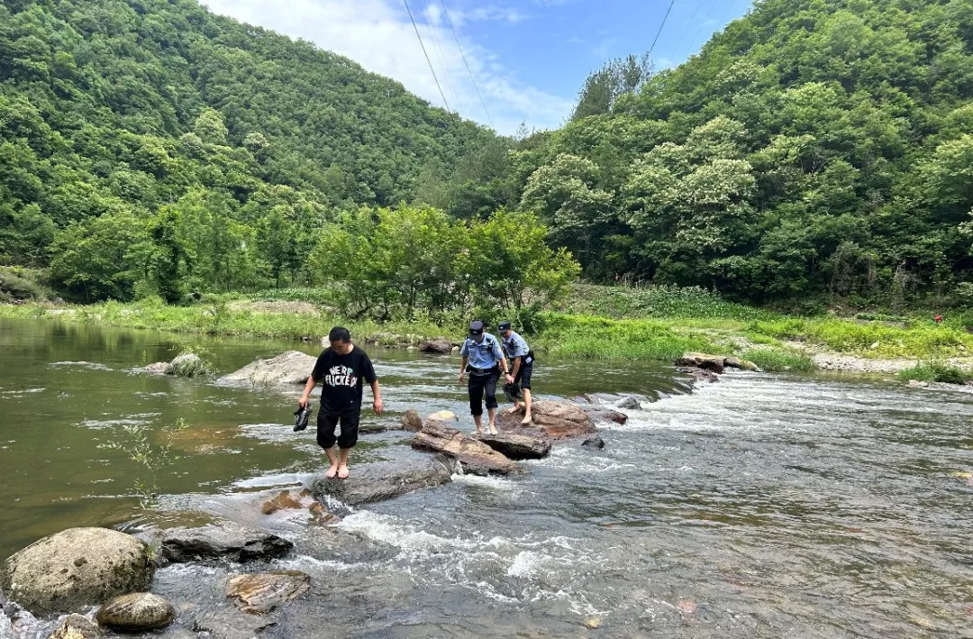 小伙任性离家出走，汉中民警深山寻回