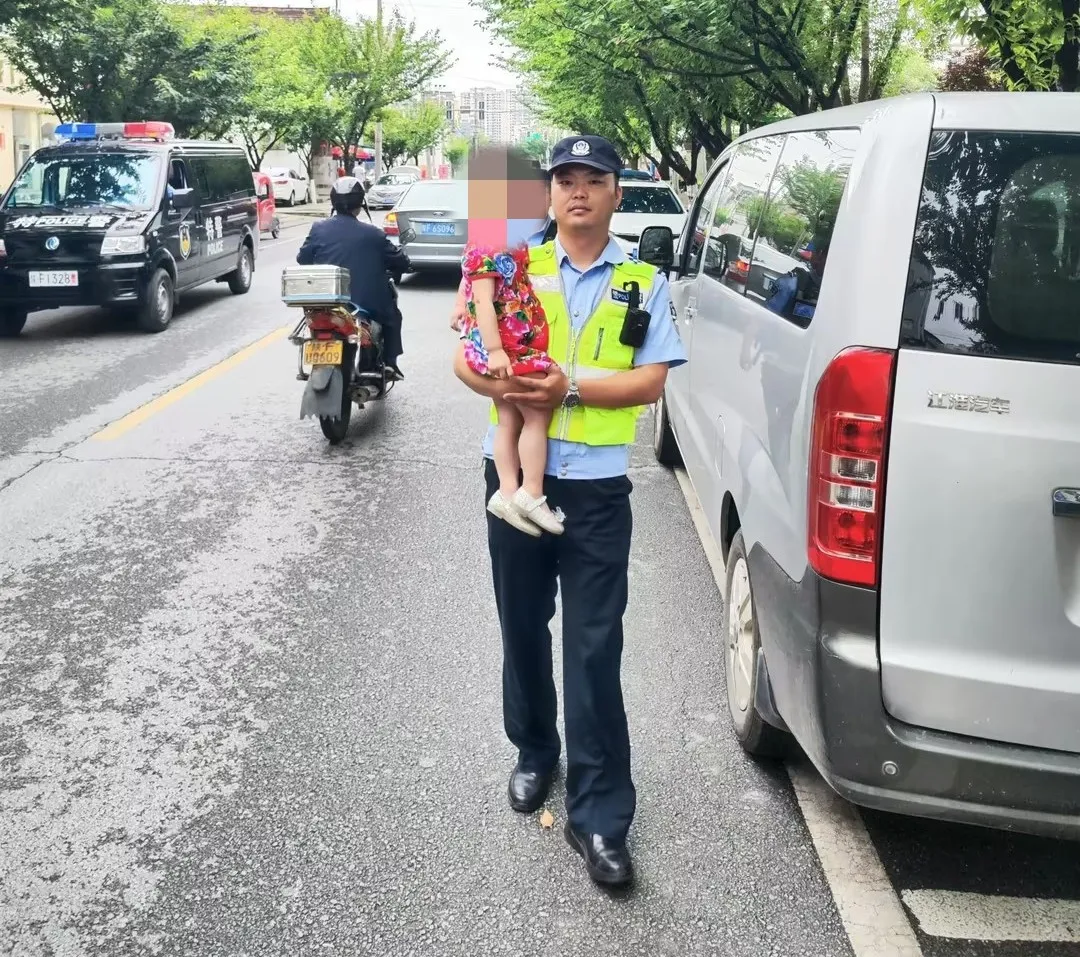 两岁萌娃溜出家，民警化身奶爸找到家