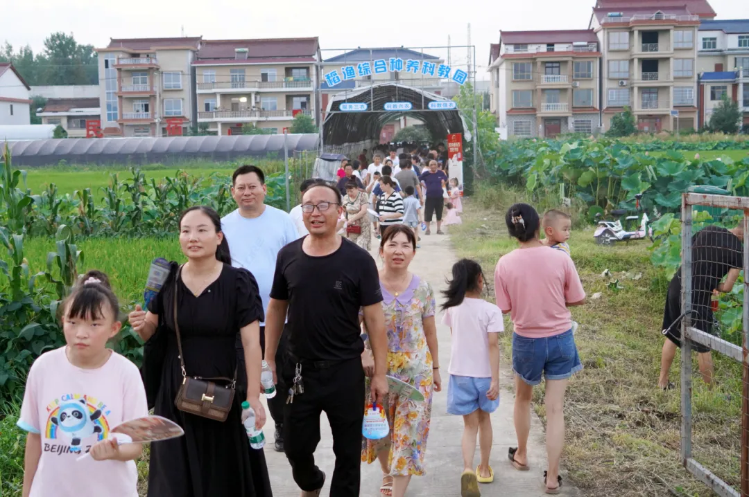 汉台铺镇第三届小龙虾啤酒节开幕啦！嗨“啤”一“虾”~