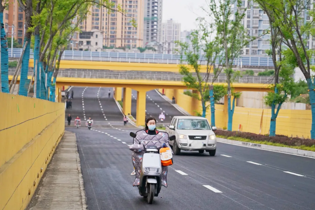 出行方便了！汉中兴汉新区惠府路主车道通车！