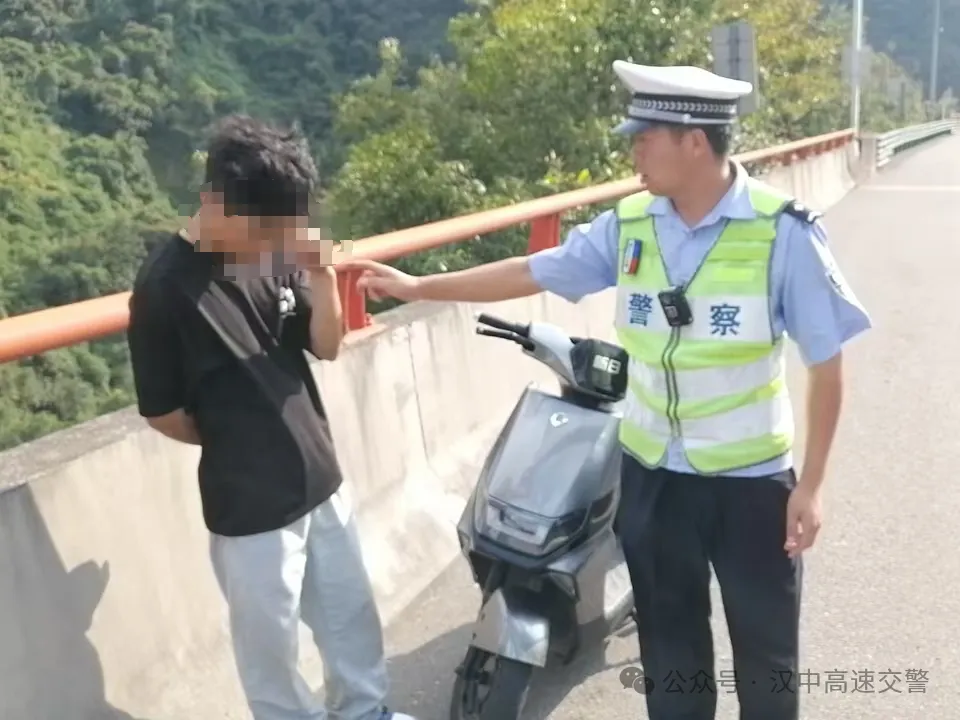 男子骑电动车上高速，汉中高速交警及时拦截