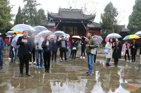 嘉宾参观勉县武侯祠