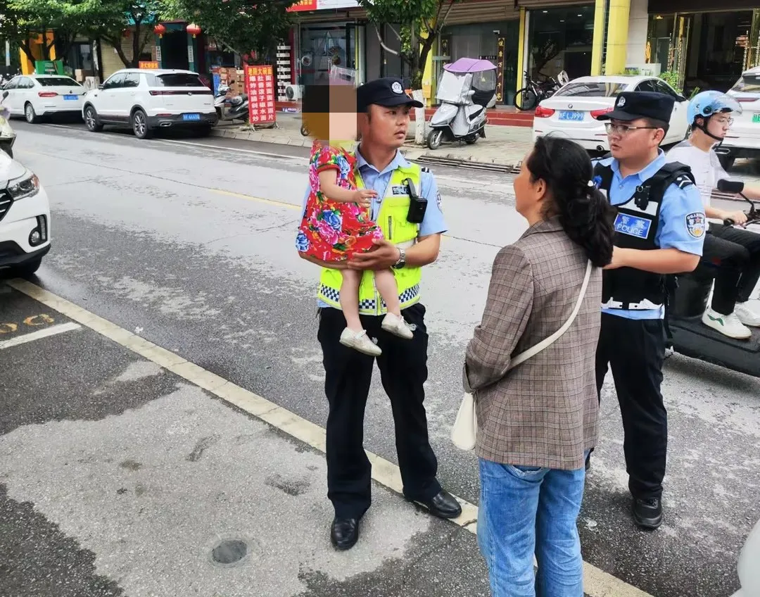 两岁萌娃溜出家，民警化身奶爸找到家